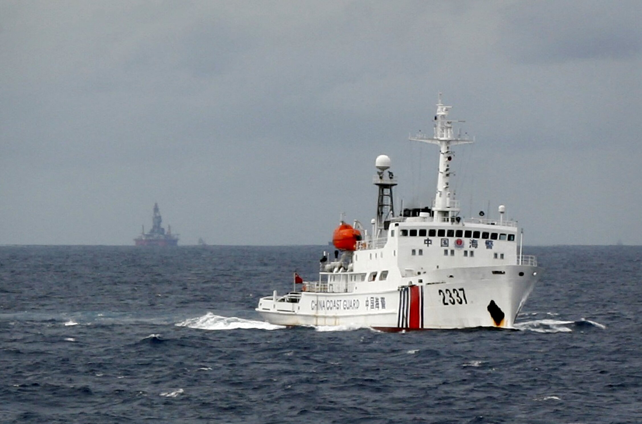 A Chinese Coast Guard vessel passes near the Chinese oil rig, Haiyang Shi You 981 in the South China Sea, about 210 km (130 miles) from the coast of Vietnam on June 13, 2014. (Nguyen Minh/Reuters)